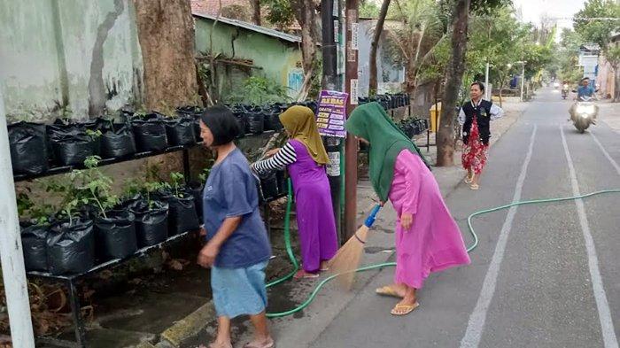 Dalam upaya mengatasi keterbatasan lahan di wilayah Kota Kediri, pemerintah kota terus mendorong warganya untuk memanfaatkan lahan pekarangan secara mandiri.