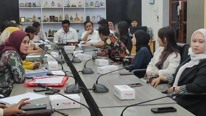 MEDIASI IJAZAH WARGA - Ketua DPRD Kabupaten Gresik memimpin mediasi dengan piha-pihak terkait dalam dugaan terkait penahanan ijazah pekerja di sebuah klinik kecantikan, Rabu (30/4/2025).