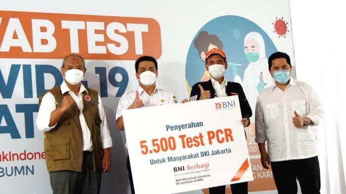 Menteri BUMN, Erick Thohir bersama Dirut BNI Herry Sidharta dan Wagub DKI Ahmad Riza Patria saat penyerahan bantuan swab test yang secara nasional akan mencapai 30.000 peserta untuk di enam provinsi.