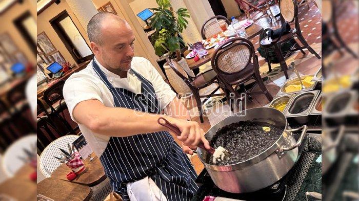 KULINER ITALIA DI SURABAYA - Chef Tommaso Gonfiantini membuat risotto tinta cumi sebagai salah satu menu spesial kenangan masa kecil di Osteria Gia Surabaya, Selasa (20/5/2025). Terdapat empat menu yang dihadirkan, disebut sebagai perjalanan rasa yang penuh makna, membawa pengunjung untuk menikmati momen-momen personal dari sang chef.