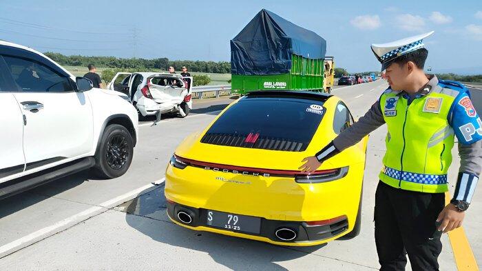Kondisi mobil Porsche usai menabrak Honda Jazz di Tol Kertosono-Caruban KM 644+600/B, Kabupaten Nganjuk, Jatim, Jumat (31/5/2024).