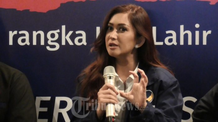 Penyanyi sekaligus aktris Nafa Urbach berikan keterangan mengenai rencana menjadi calon legislatif (caleg) pada pemilu serentak 2019 mendatang dari Partai Nasional Demokrat (Nasdem) di SCBD, Jakarta Selatan, Senin (4/6/2018). Rencananya ia akan maju untuk daerah pemilihan Jawa Tengah.