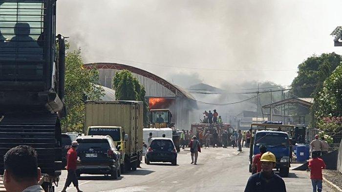 Kebakaran di pabrik tisu, PT Sun Paper Source di Desa Kembangringit, Kecamatan Pungging, Kabupaten Mojokerto, merembet ke gudang sortir hingga tempat parkir kendaraan, Kamis (12/10/2023).