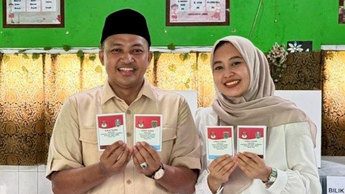 Cabup Pasuruan nomor urut 02, Rusdi Sutejo didampingi istri, bersama orangtuanya mencoblos di TPS 01 Kalianyar, Rabu (27/11/2024).