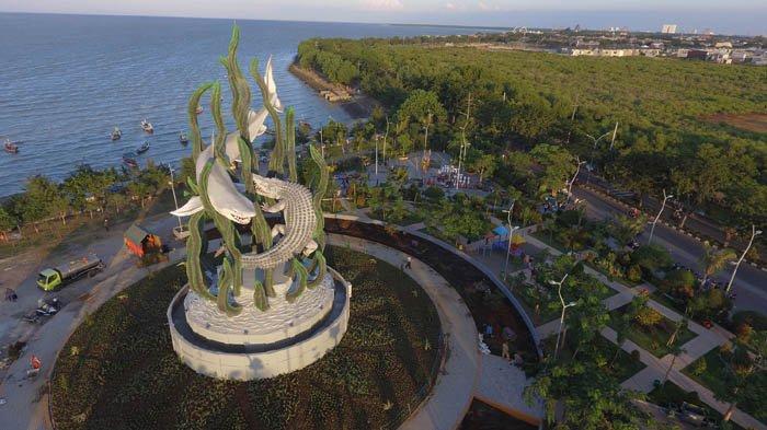 Patung Suro dan Boyo berdiri megah di Taman Suroboyo, Kenjeran, Selasa (28/5/2019). Patung yang memiliki tinggi sekitar 25 meter itu menjadi ikon baru Kota Surabaya dan akan diresmikan Rabu (29/5) oleh Walikota Surabaya, Tri Rismaharini sebagai persembahan Hari Jadi Kota Surabaya (HJKS) ke-726. SURYA/AHMAD ZAIMUL HAQ