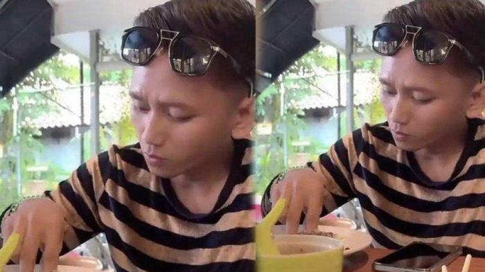 Pegi mengenakan kaus stripe dan kacamata yang ia sampirkan di atas kepala.