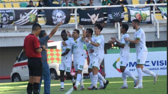 Aji Santoso (kiri) memberikan aba-aba saat memimpin pertandingan Persebaya Surabaya vs Persikabo Bogor di Stadion Gelora Bung Tomo (GBT), Kota Surabaya, Jumt (4/08/2023).