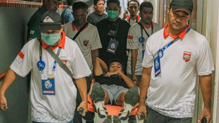 Bek sayap Persebaya Surabaya, Koko Ari Araya ditandu ke luar lapangan usai dilanggar pemain asing Borneo FC, Kei Hirose di Stadion Segiri Samarinda, Jumat (19/8/2022).