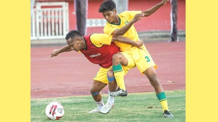 Dicky Kurniawan (kanan) dalam latihan di Stadion Gelora Delta, Sidoarjo.