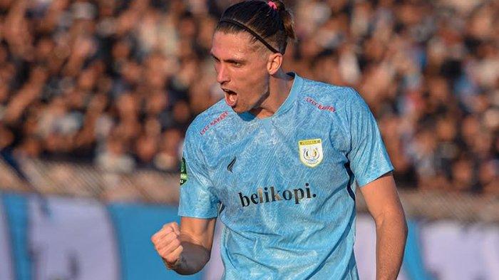 Pemain Persela Lamongan, Jonathan Capbell, merayakan gol ke gawang Persijap Jepara di Stadion Surajaya. Pada laga ini, Persela menang 2-0.