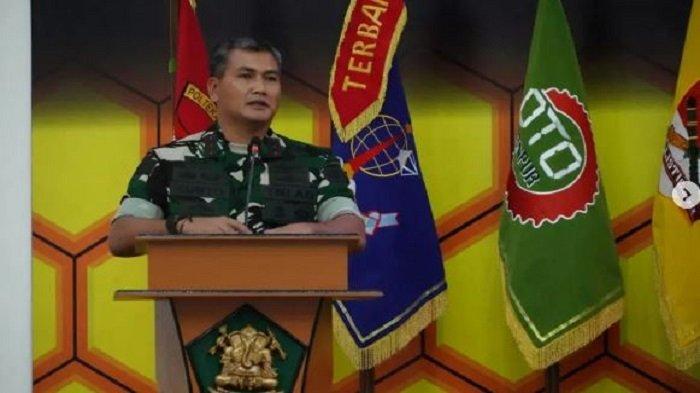 Mayjen TNI Kunto Arief Wibowo saat kunjungan ke Poltekad. Penampilan Mayjen Kunto Arief Wibowo Saat Nyanyi Bareng Pengamen Viral.