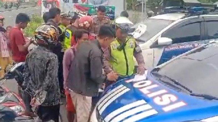 Personel Satlantas Polres Bangkalan memberikan tindakan tilang terhadap pemotor yang menerobos masuk jalur mobil di Jembatan Suramadu.