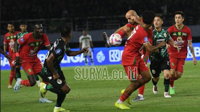 Para pemain Persebaya Surabaya saat laga menjamu PSS Sleman di Stadion Gelora Bung Tomo (GBT) Surabaya, Minggu (11/8/2024) malam
