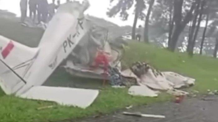 Puing puing pesawat latih Cesna 172 yang jatuh di Lapangan Sunburst BSD Serpong