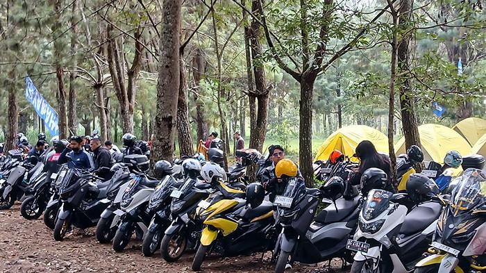SATU DEKADE MAXI YAMAHA - Ratusan biker pengguna Yamaha MAXI dari berbagai daerah memadati area wisata Coban Rondo, Malang, Jawa Timur, dalam gelaran MAXI DAY 2025 yang digelar PT Surya Timur Sakti Jatim (Yamaha STSJ), Sabtu (26/7/2025). Mengusung tema “Satu Dekade MAXI Yamaha”, acara ini diramaikan oleh touring, gathering komunitas, hiburan musik, hingga kontes modifikasi skutik premium Yamaha