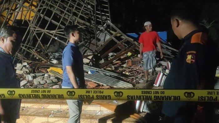 Police line dipasang melingkari pekarangan rumah yang hancur akibat ledakan petasan di Bangkalan, Jumat (19/4/2024) malam.