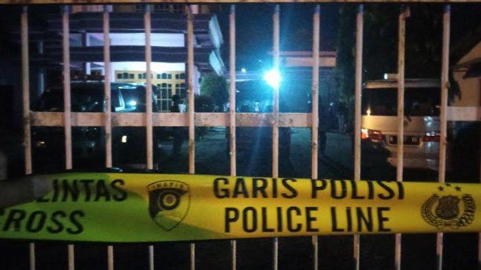 Polisi melakukan oleh Tkp peristiwa pasangan suami-isteri di Desa Ngantru, Kecamatan Ngantru, Tulungagung, yang diduga menjadi korban pembunuhan.