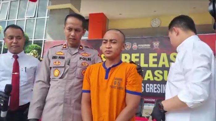 Tersangka Umam dihadirkan saat pers rilis di Mapolres Gresik.