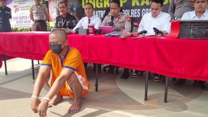 Tersangka Umam dihadirkan saat pers rilis di Mapolres Gresik.