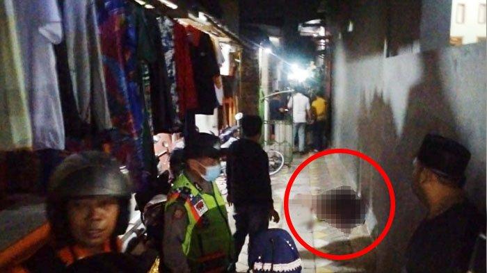 Korban meninggal dunia terkapar bersimbah darah usai dianiaya tetangganya di Jl KH Mimbar Dusun Sambong Duran, Desa Jombang, Kecamatan/Kabupaten Jombang pada Kamis (14/9/2023) malam.