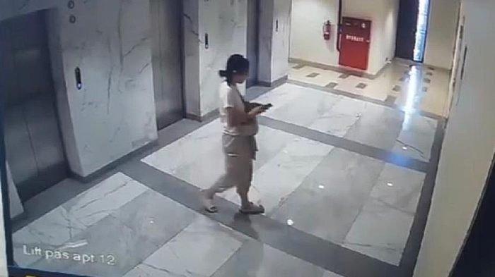 Mahasiswi kedokteran Unair, CA (21) terekam CCTV terlihat keluar sendirian, sehari sebelum ditemukan meninggal dunia.