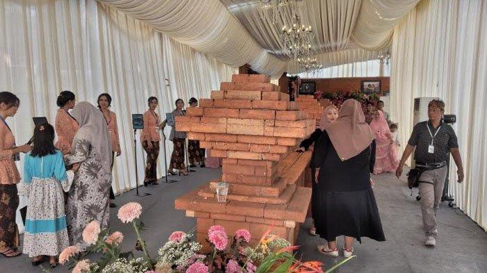 Replika bangunan candi memenuhi area pelaminan dan pintu keluar masuk tamu undangan di lokasi resepsi pernikahan Denny Caknan dan Bella Bonita di Kepatihan Ngawi, Jumat (18/8/2023).