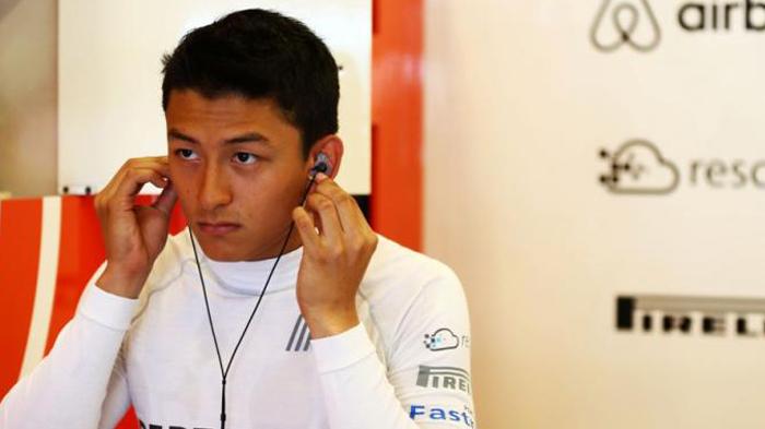 Pebalap Manor Racing asal Indonesia, Rio Haryanto, memasang alat komunikasi sebelum turun pada sesi latihan ketiga GP Hongaria di Hungaroring, Sabtu (23/7/2016).
