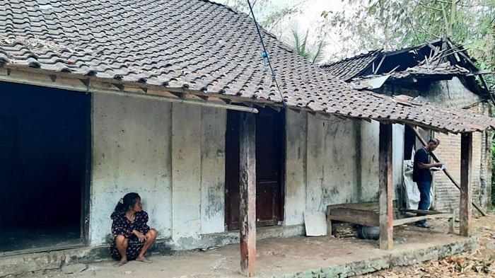 Kondisi rumah Sasmiati di Desa Pagerwojo, Kecamatan Kesamben, Kabupaten Blitar, Selasa (3/10/2023).
