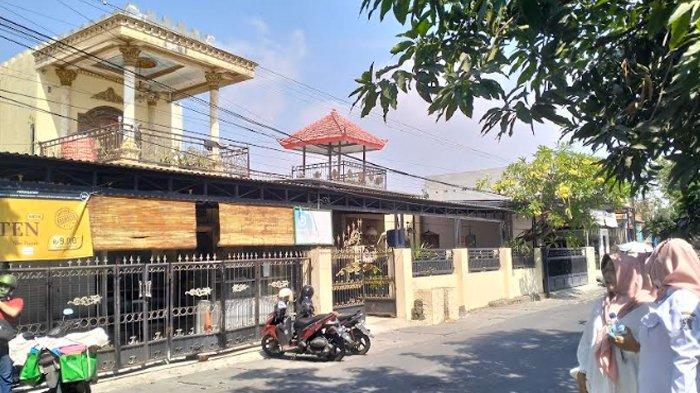 Rumah milik H Muhammad Iskak di Wonorejo, Rungkut, Surabaya, Rabu (21/6/2023). Pensiunan Kasek ini diduga telah menggelapkan dana tabungan koperasi milik guru-guru untuk membangun rumah tersebut.
