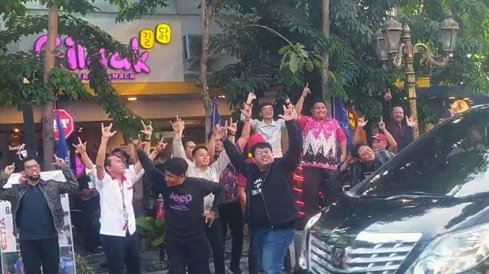 Simpatisan Ganjar saat menyanyikan lagu mendukung Ganjar Pranowo tepat di depan Hotel Majapahit, tempat berlangsungnya deklarasi Anies-Cak Imin, Sabtu (2/9/2023).