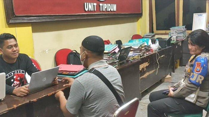 Kanit PJR Jatim 8 Suramadu, AKP Farida Ariyani (kanan), mendampingi Aipda Jainul ketika memberikan keterangan di hadapan penyidikan Satreskrim Polres Bangkalan, Senin (4/9/2023) malam terkait tindakan arogan dari sopir Vitara cakar polisi di pintu masuk Jembatan Suramadu sisi Madura