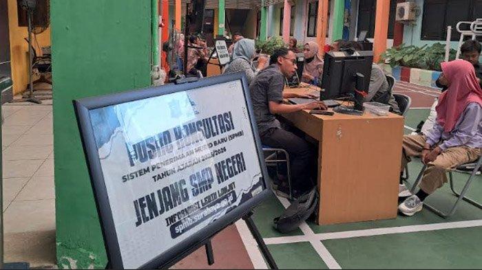 SPMB JENJANG SMP - Orang tua calon siswa SMP mendatangi posko Konsultasi SPMB Jenjang SMP Negeri di kantor Dispendik Kota Surabaya, Jumat (4/7/2025).
