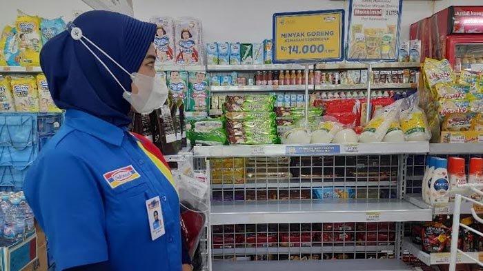 Pegawai Indomaret di Jalan Re Martadinata menunjukan rak minyak goreng yang kosong, Kamis (20/1/2022).