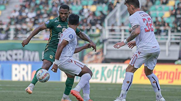 Striker asing Persebaya, Paulo Victor berduel dengan pemain Arema FC di Stadion GBT pada 23 September lalu.