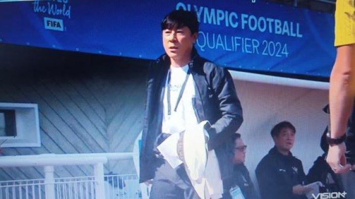 Ekspresi kekesalan Shin Tae-yong seusai mendapat kartu merah .