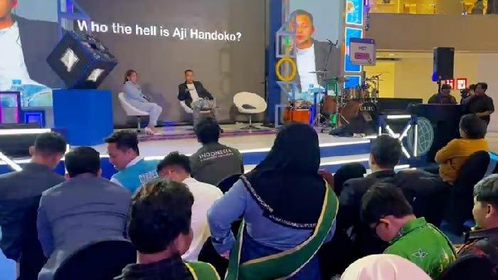 Kegiatan talkshow tentang Business Unique dengan narasumber Aji Handoko Purbo, Chief Experience Officer Compass, produsen sepatu, mengisi panggung Entrepreneurship Exhibition atrium TP 3 di Surabaya, Kamis (18/1/2024).
