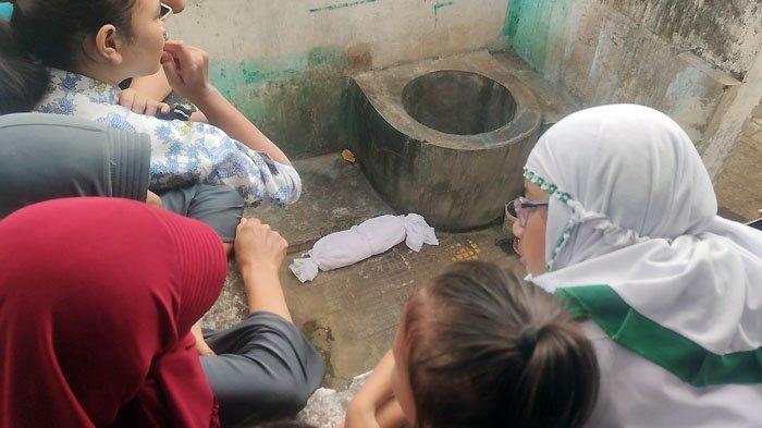Warga Jalan Hayam Wuruk, Kelurahan Jati, Kecamatan Mayangan, Kota Probolinggo, digegerkan dengan penemuan jasad bayi terbungkus kain kafan, Rabu (13/9/2023).