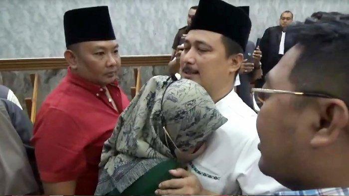 Dua terdakwa carok, Hasan Basri dan Moh Wardi seusai sidang vonis di PN Bangkalan, Senin (5/8/2024).