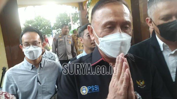 Ketua Umum PSSi Iwan Bule saat tiba di Gerbang Gedung Ditreskrimum Mapolda Jatim, Kamis (20/10/2022).