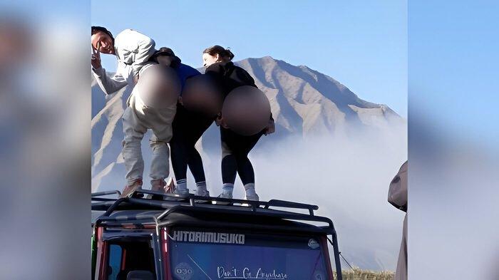 Tiga warna negara asing berpose tak sopan saat berada di kawasan lautan pasir Gunung Bromo, Probolinggo, Jatim.