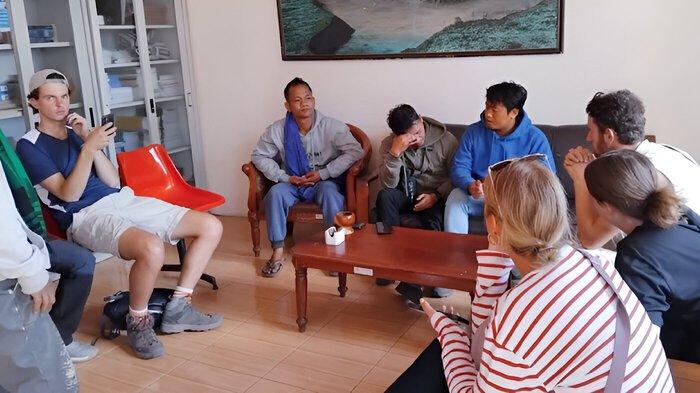 Para turis asing yang berfoto dengan pose tak sopan di kawasan Gunung Bromo, Probolinggo, Jatim, saat dikumpulkan oleh tokoh suku Tengger, Kamis (30/5/2024).