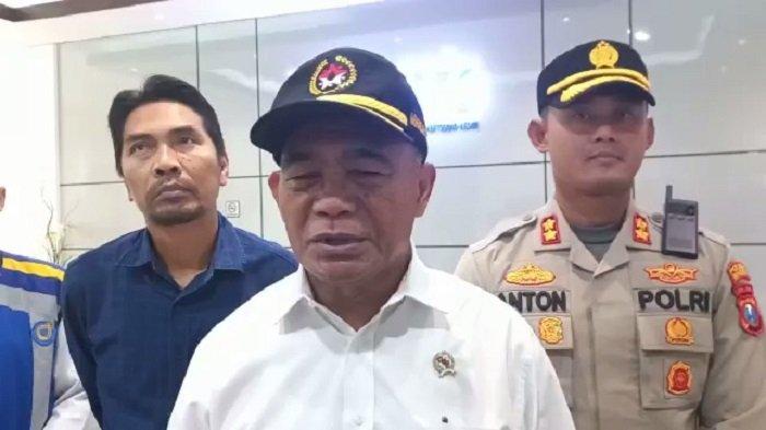 Menteri Koordinator Bidang Pembangunan Manusia dan Kebudayaan (Menko PMK) Muhadjir Effendy, didampingi Bupati Madiun Ahmad Dawami Ragil Saputro, Kapolres Madiun AKBP Anton Prasetyo, seusai meninjau kesiapan Tol Madiun Kertosono untuk arus mudik Lebaran, Minggu (16/4/2023).