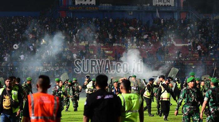 Suporter Arema FC, Aremania turun ke dalam stadion usai laga Arema FC melawan Persebaya Surabaya dalam lanjutan Liga 1 2022 di Stadion Kanjuruhan, Kabupaten Malang, Sabtu (1/10/2022). Aremania meluapkan kekecewaannya dengan turun dan masuk kedalam stadion usai tim kesayangannya kalah melawan Persebaya Surabaya dengan skor 2-3.