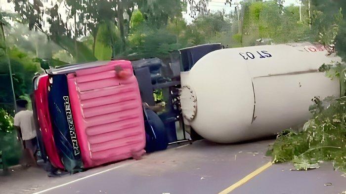 Truk tangki gas terguling usai menabrak satu keluarga hingga meninggal dunia di Jalan Raya Bojonegoro-Ngawi Desa Sumberjo, Kecamatan Margomulyo, Kabupaten Bojonegoro, Jatim pada Sabtu (4/5/2024) petang.