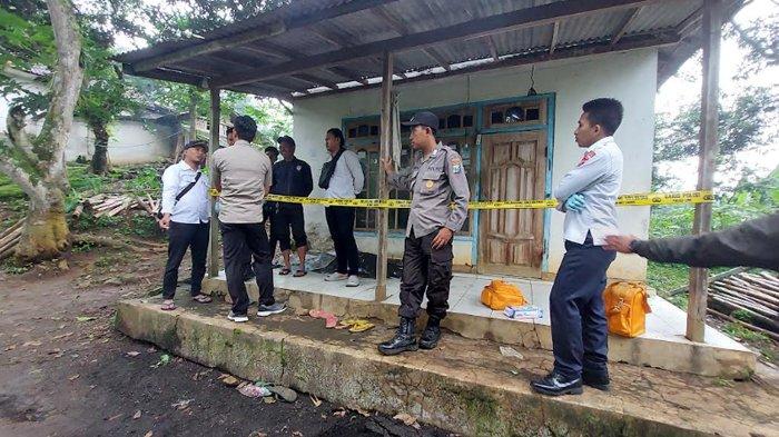 Pihak kepolisian Polsek Lumbang dan Satreskrim Polres Probolinggo saat berada di TKP perampokan rumah tukang potong rambut keliling di Desa Branggah, Kecamatan Lumbang, Kabupaten Probolinggo, Senin (20/1/2025).