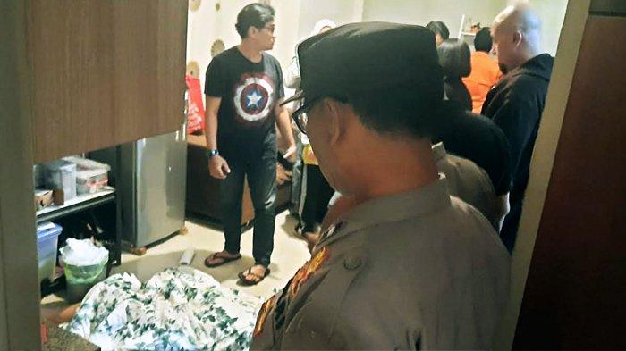 PENYELIDIKAN - Polisi saat melakukan olah TKP kasus meninggalnya mahasiswi dalam kamar apartemen di wilayah Kedung Baruk, Kota Surabaya pada Senin (30/6/2025). Penyebab korban meninggal juga masih misteri, kini masih diselidiki polisi.