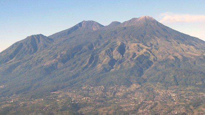 Gunung Welirang - Arjuno selain mendaki gunung bersama keluarga, juga bisa melepas penat dari aktivitas sehari hari.