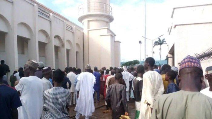 10 jamaah sholat ashar tewas saat sujud setelah tertimpa atap masjid yang runtuh di Nigeria 1