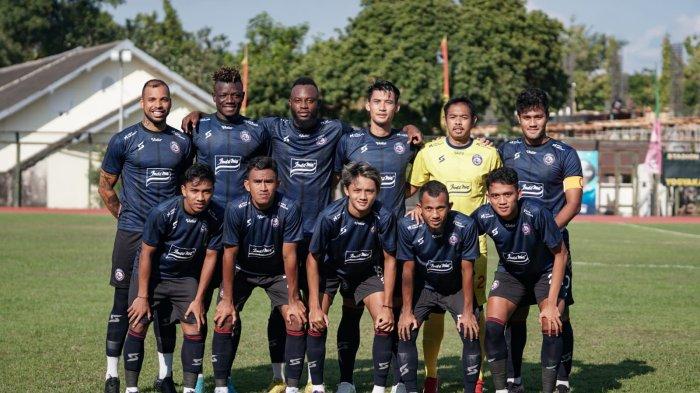11 pemain Arema FC saat mengenakan Jersey pra musim saat menjalani pemusatan latihan di Yogyakarta