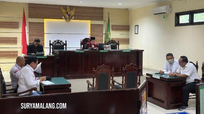 Hakim tunggal di Pasuruan mengabulkan permohonan praperadilan pihak pemilik 5 truk tangki yang disita polisi atas dugaan mengangkut solar bersubsidi atau BBM ilegal. Truk itu diamankan di sebuah gudang penyimpanan di Desa Sedarum Kecamatan Nguling, 20 Februari 2024 lalu. Diduga kuat, solar itu akan disalahgunakan.
